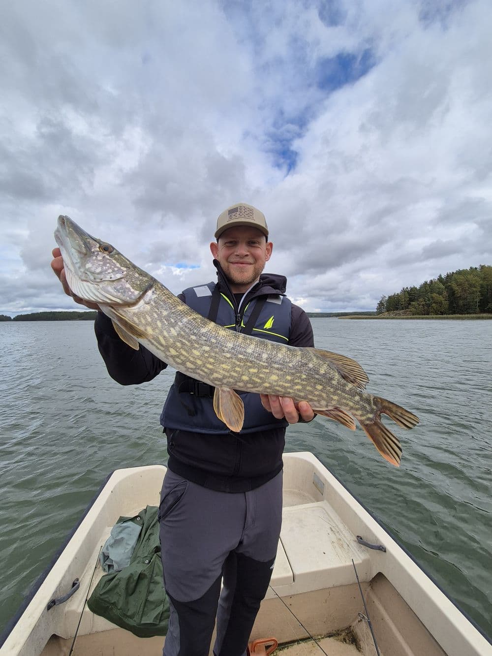 Lars Hahne, grundare av FISHERMANS-LODGE, med en fångad gädda