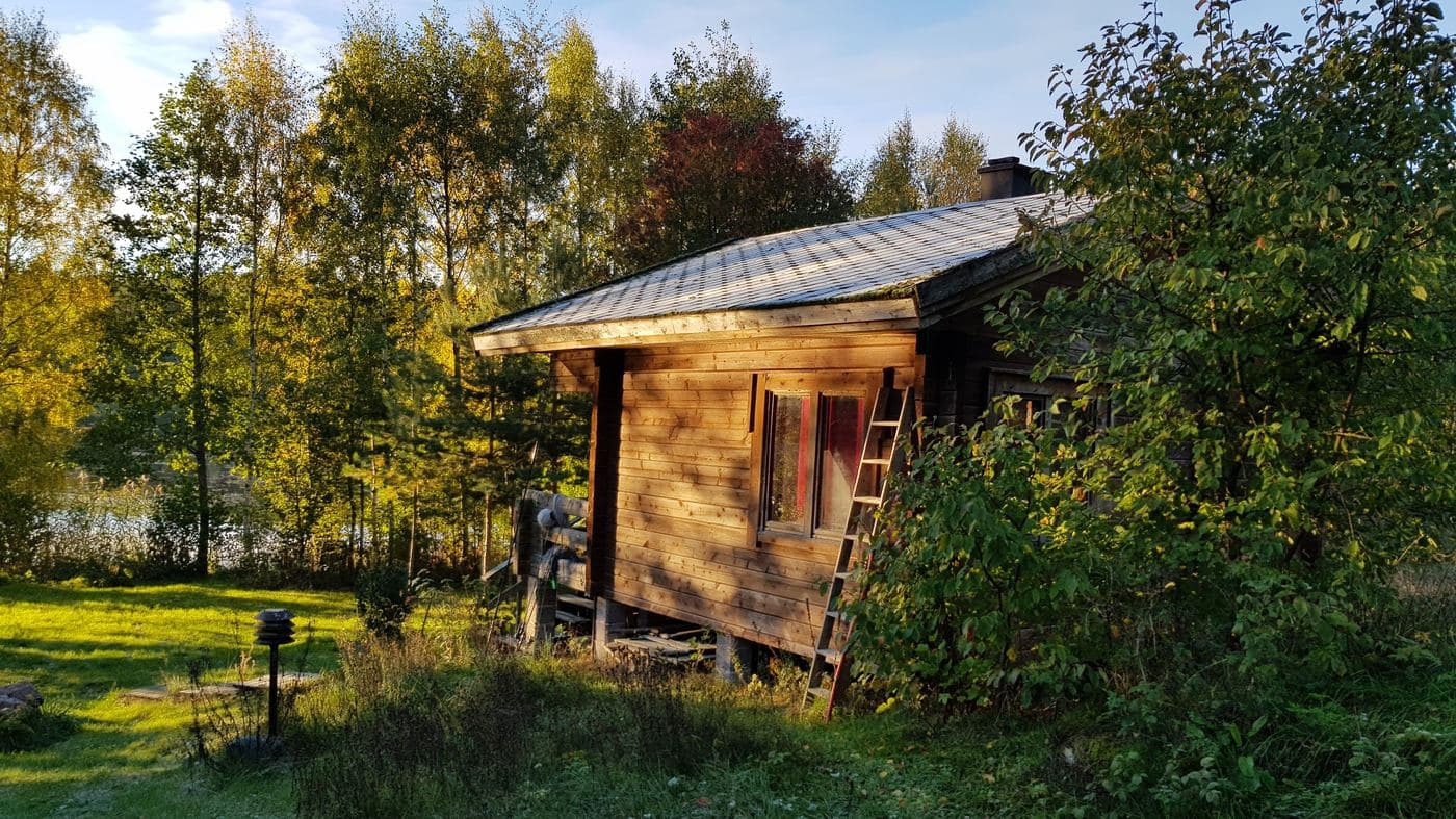 Trästuga vid vattnet i Sydmo nära Pargas